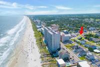 eine Luftansicht auf einen Strand mit einem roten Pfeil in der Unterkunft Beachy Keen, North Myrtle Beach beach single-family house, 150 feet to ocean! Pets welcome! in Myrtle Beach
