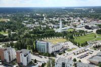 Una vista aérea de una ciudad con edificios y árboles. en Original Sokos Hotel Lakeus Seinäjoki, en Seinäjoki
