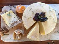 サニ・パスにあるSani Lodge & Cottagesのチーズ等の食材を入れたまな板