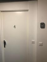 Una puerta blanca con el número cuatro. en Au cœur de Chessy, en Chessy