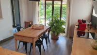 mesa y sillas en una habitación con ventana en Mas provençal, en Sarrians
