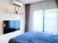 Postel nebo postele na pokoji v ubytování Wow 2 Br Apt Seaview, Pool, Gym, walk to beautiful Nai Yang Beach