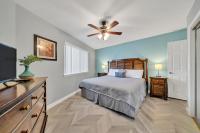 ein Schlafzimmer mit einem Bett und einem Deckenventilator in der Unterkunft Crystal Village II 6B - Close to the Beach 2BD 2BA in Destin