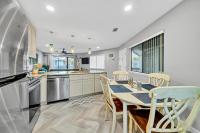 eine große Küche mit Tisch und Stühlen in der Unterkunft Crystal Village II 6B - Close to the Beach 2BD 2BA in Destin