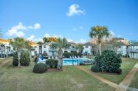 eine Villa mit Swimmingpool und Palmen in der Unterkunft Crystal Village II 6B - Close to the Beach 2BD 2BA in Destin