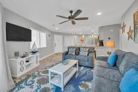 ein Wohnzimmer mit zwei Sofas und einem Fernseher in der Unterkunft Crystal Village II 6B - Close to the Beach 2BD 2BA in Destin