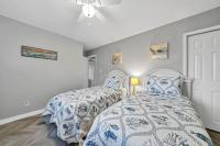 Ein Bett oder Betten in einem Zimmer der Unterkunft Crystal Village II 6B - Close to the Beach 2BD 2BA