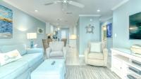Ein Sitzbereich in der Unterkunft Poolside Villas 106 - Updated beachfront condo on Holiday Isle in Destin