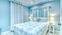 Ein Bett oder Betten in einem Zimmer der Unterkunft Poolside Villas 106 - Updated beachfront condo on Holiday Isle in Destin