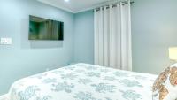 Ein Bett oder Betten in einem Zimmer der Unterkunft Poolside Villas 106 - Updated beachfront condo on Holiday Isle in Destin