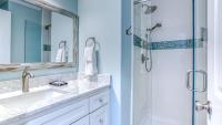Ein Badezimmer in der Unterkunft Poolside Villas 106 - Updated beachfront condo on Holiday Isle in Destin