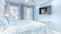 Ein Bett oder Betten in einem Zimmer der Unterkunft Poolside Villas 106 - Updated beachfront condo on Holiday Isle in Destin