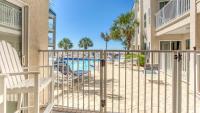 Ein Balkon oder eine Terrasse in der Unterkunft Poolside Villas 106 - Updated beachfront condo on Holiday Isle in Destin