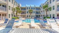 Der Swimmingpool an oder in der Nähe von Poolside Villas 106 - Updated beachfront condo on Holiday Isle in Destin