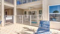 Ein Balkon oder eine Terrasse in der Unterkunft Poolside Villas 106 - Updated beachfront condo on Holiday Isle in Destin
