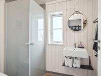 Koupelna v ubytování Holiday Home Annvy - 400m from the sea by Interhome