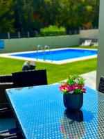 Bazén v ubytovaní Villa Rose Ground Floor - Private Swimming Pool Garden alebo v jeho blízkosti