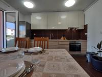 Kuchyňa alebo kuchynka v ubytovaní Apartment By Verudela