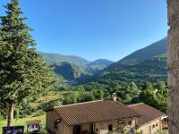 een huis op een heuvel met bergen op de achtergrond bij Il Tripode - Le Dimore del Bordone in Vallo di Nera