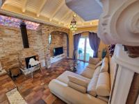 TV a/nebo společenská místnost v ubytování Villa Habibi Luxury 5B