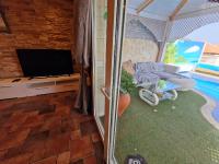 TV a/nebo společenská místnost v ubytování Villa Habibi Luxury 5B