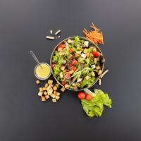 een salade in een schaal op een tafel met groenten bij FS Boutique Downtown in Lissabon