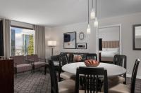 ein Hotelzimmer mit einem Tisch und einem Wohnzimmer in der Unterkunft Marriott&#39;s Grand Chateau in Las Vegas