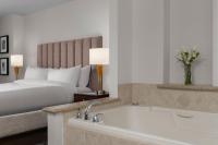 Ein Bett oder Betten in einem Zimmer der Unterkunft Marriott&#39;s Grand Chateau