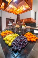 突尼斯突尼斯莫凡彼酒店的房间桌子上摆放着的水果