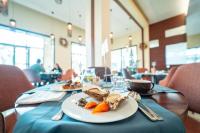 突尼斯突尼斯莫凡彼酒店的餐桌上放有食物盘子的桌子