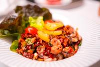 突尼斯突尼斯莫凡彼酒店的桌上有一盘虾和蔬菜