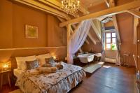 Postel nebo postele na pokoji v ubytování Romantic Hotel Mlýn Karlstejn