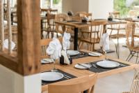 une table dans un restaurant avec des assiettes et des serviettes dans l'établissement Luxury Villa Muse Calliope, à Matala