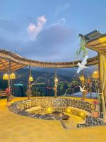 サン・フランシスコにあるNatubri Ecohotelの海の景色を望むパティオ(ファイヤーピット付)