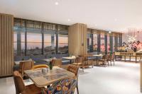 泰基尔达Hampton By Hilton Cerkezkoy的一家有桌椅和窗户的餐厅