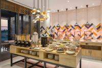 泰基尔达Hampton By Hilton Cerkezkoy的餐桌上的自助餐,包括盘子