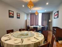 a room with a table and chairs and a dining room at 七星海快乐主屋度假酒店 in Kaoh Sdach