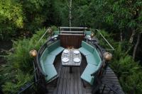 Nampien Yorla Pa في Ban Nôn: قارب على طاولة خشبية