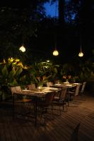 Nampien Yorla Pa في Ban Nôn: مجموعة طاولات مع كراسي واضاءات