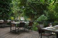 Nampien Yorla Pa في Ban Nôn: مطعم به طاولات وكراسي على سطح السفينة