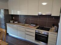Kuchyňa alebo kuchynka v ubytovaní Apartment By Verudela