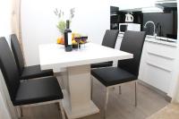 Kuchyň nebo kuchyňský kout v ubytování Studio Apartments Mirakul