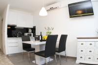 Kuchyň nebo kuchyňský kout v ubytování Studio Apartments Mirakul