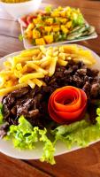 ルイース・コヘイアにあるPousada Vila Cajuína - Luís Correiaのステーキとフライドポテトを盛り付けた料理