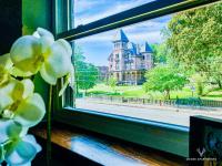 Blick auf eine Burg aus dem Fenster in der Unterkunft The Moose at Memphis Downtown &amp; Victorian Village in Memphis