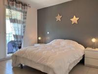 Łóżko lub łóżka w pokoju w obiekcie Charmant T2 climatisé avec grande terrasse, piscine et parking privatif, proche plage et commerces. - FR-1-251-441