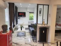 Posedenie v ubytovaní T2 neuf centre ville Saint Raphaël avec terrasse et parking gratuit, kit linge et serviettes offerts ,prés de la plage et commerces!