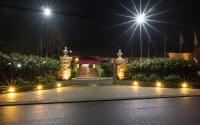 un jardín por la noche con luces en Hotel Real Garden, en Bebedouro