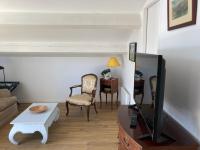 - un salon avec une télévision, un canapé et une table dans l&#39;établissement Camping Mas Piques, à Bourg-Madame