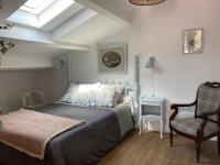 - une chambre avec un lit, une chaise et une fenêtre dans l&#39;établissement Camping Mas Piques, à Bourg-Madame